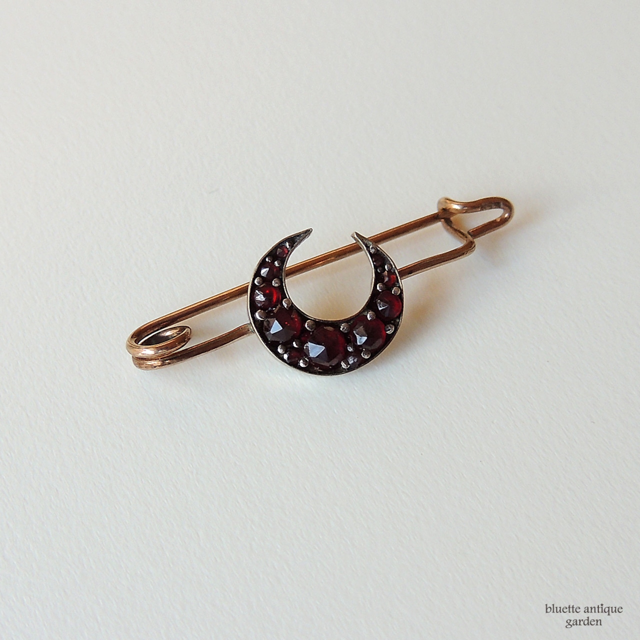 アンティークジュエリー 天然パイロープガーネット タイニークレセント(三日月) ピンブローチ(ソーティングメモ付)