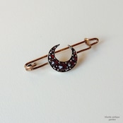 アンティークジュエリー 天然パイロープガーネット タイニークレセント(三日月) ピンブローチ(ソーティングメモ付)