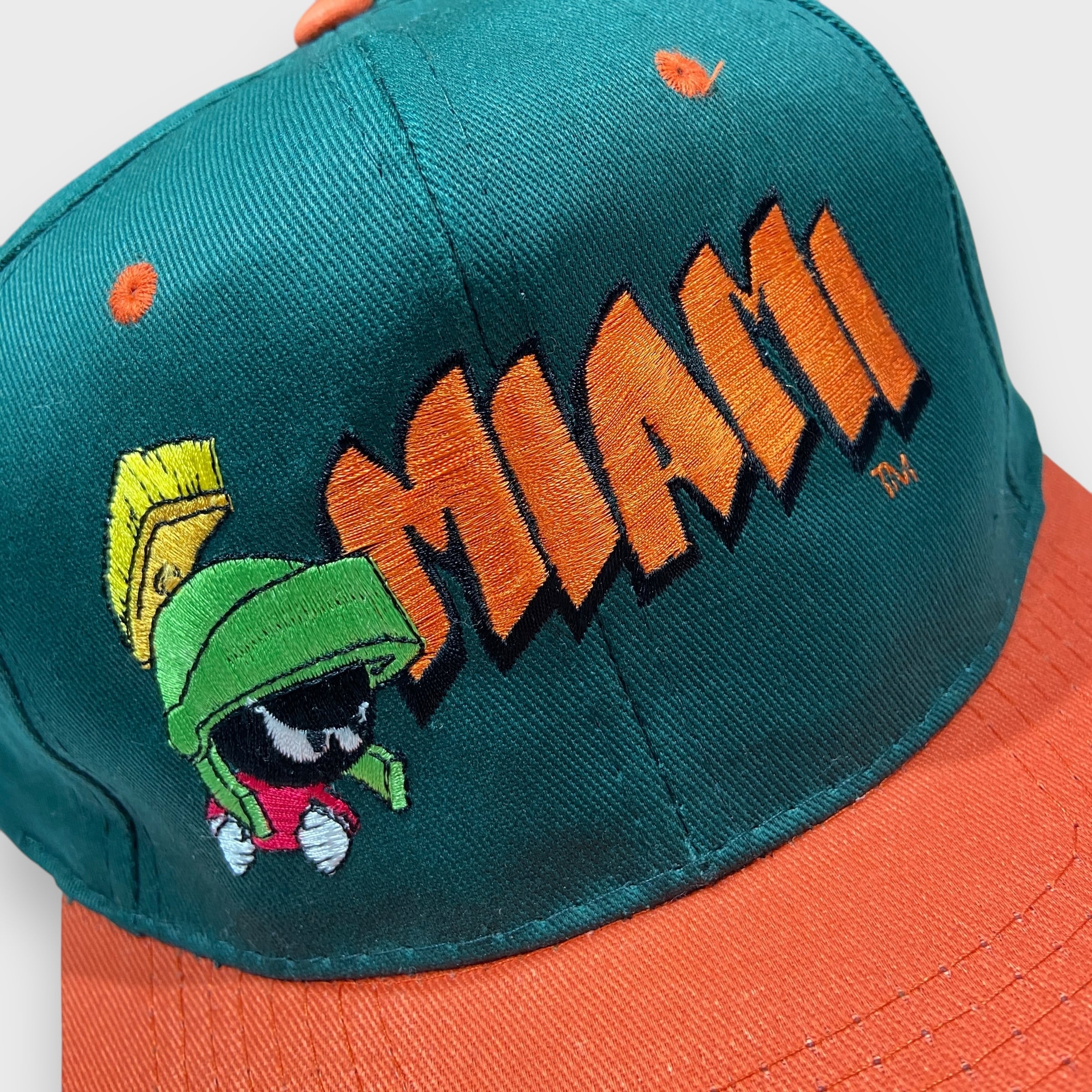 90s ルーニーテューンズ キャラクター刺繍キャップ ツートーン 90s ルーニーテューンズ キャラクター刺繍キャップ ツートーン