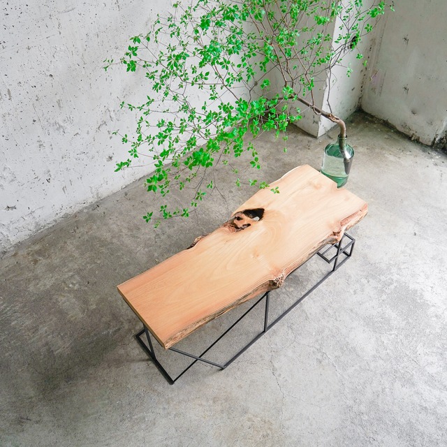 ニセアカシアの 一枚板ローテーブル