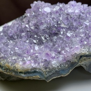 アメジスト原石クラスターに住み着くフローライトハリネズミさん