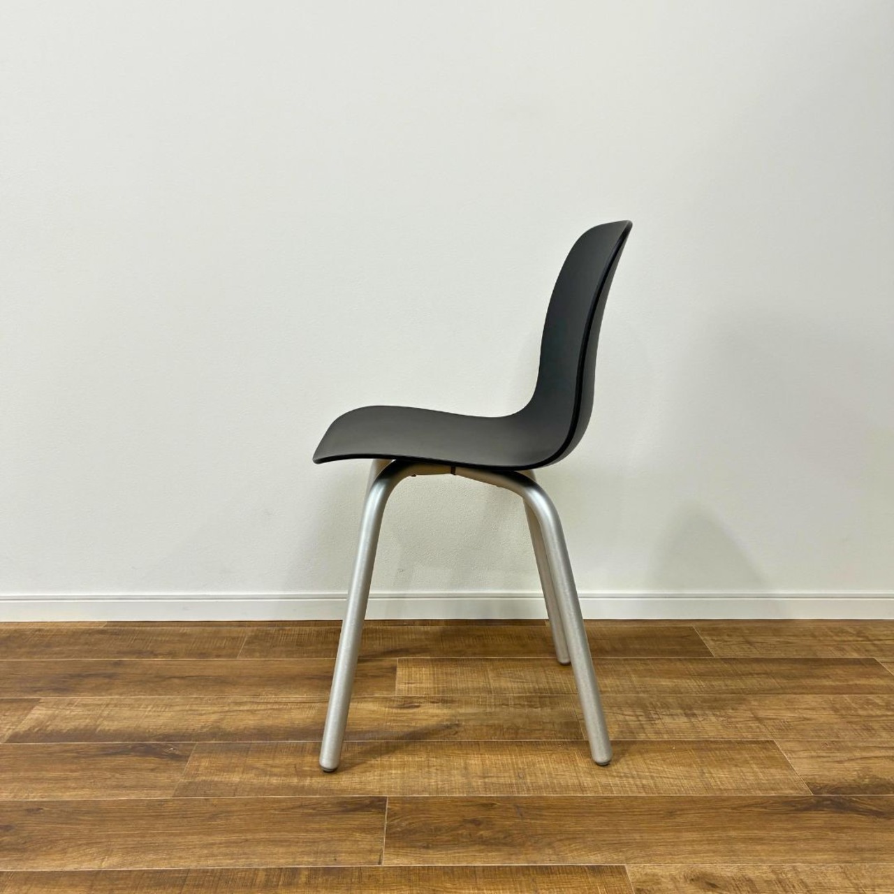 MAGIS SUBSTANCE Aluminium legs chair SD5030 aluminium × black マジス サブスタンス アルミニウム レッグス チェア アルミニウム × ブラック デザイナーズ家具 保証あり【未使用品】【200サイズ】