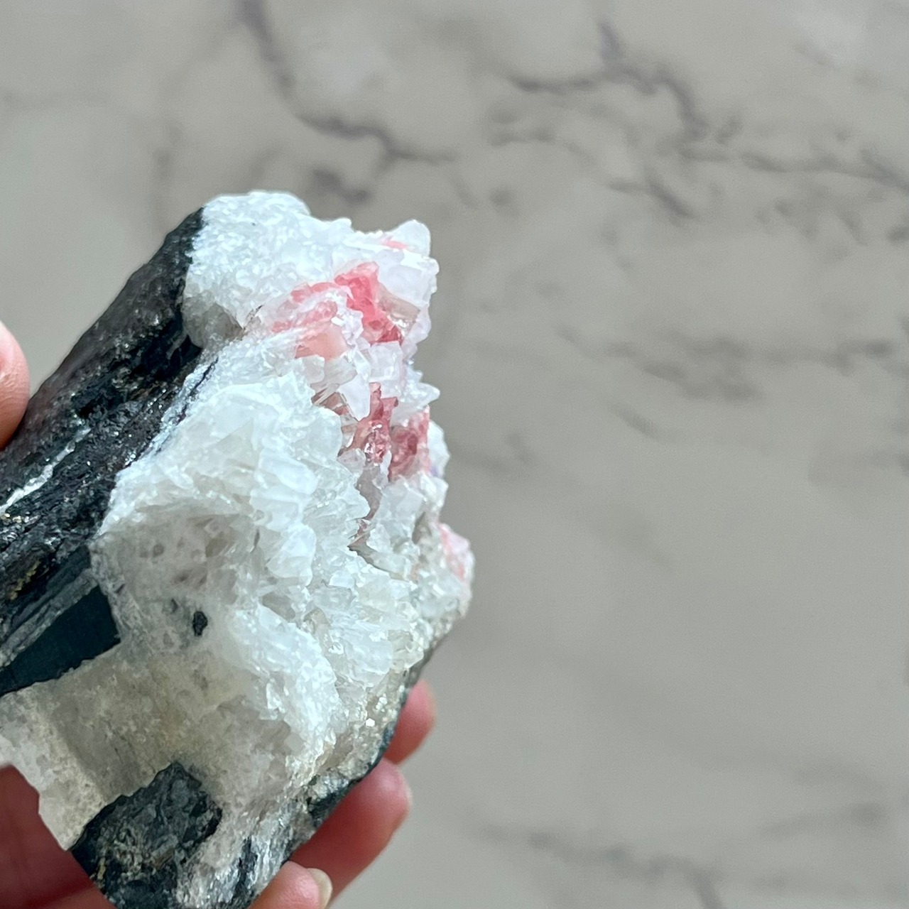 透明感あるロードクロサイトと水晶、フローライト、パイライト共生の希少な原石1*インカローズ*天然石*鉱物*天然石インテリア*置き物