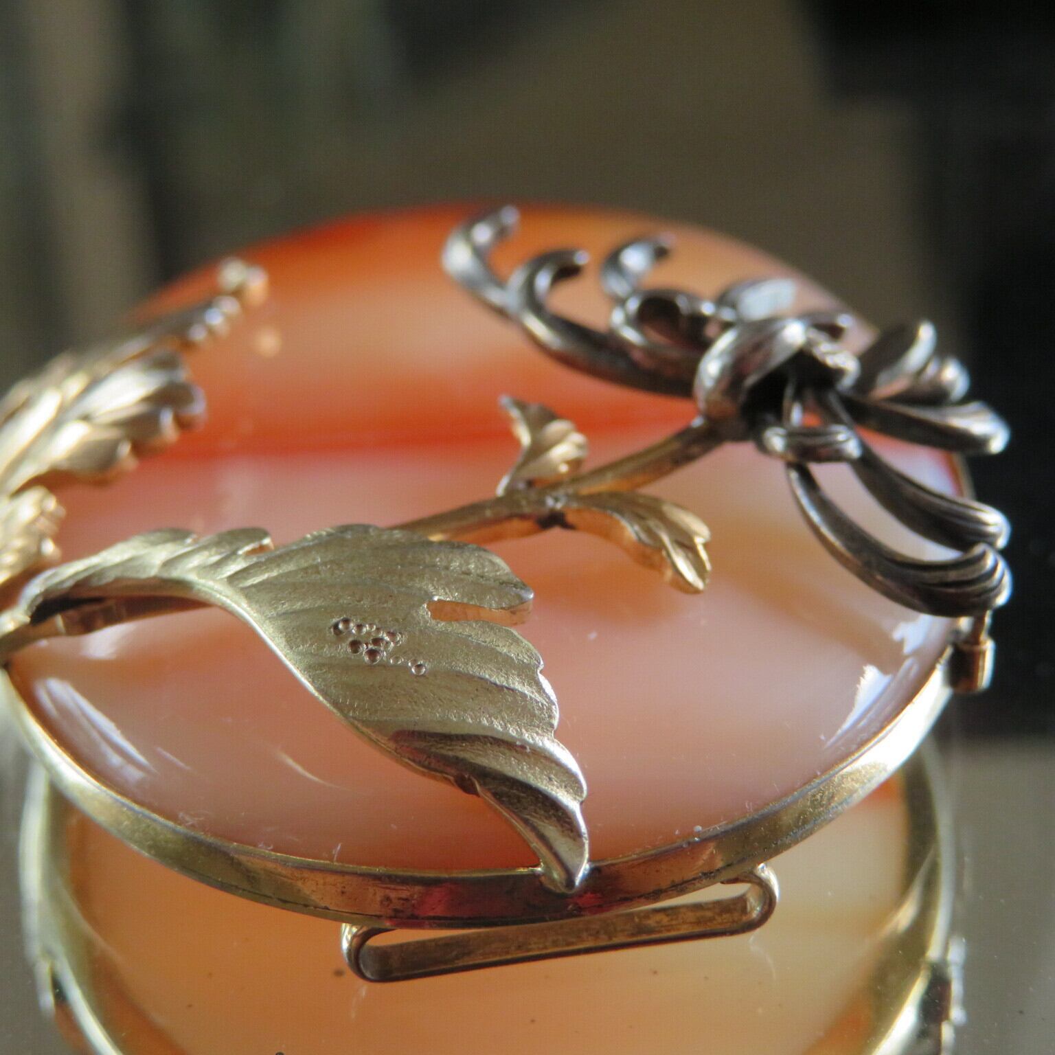 アンティーク　瑪瑙の月に立ち菊の帯留め