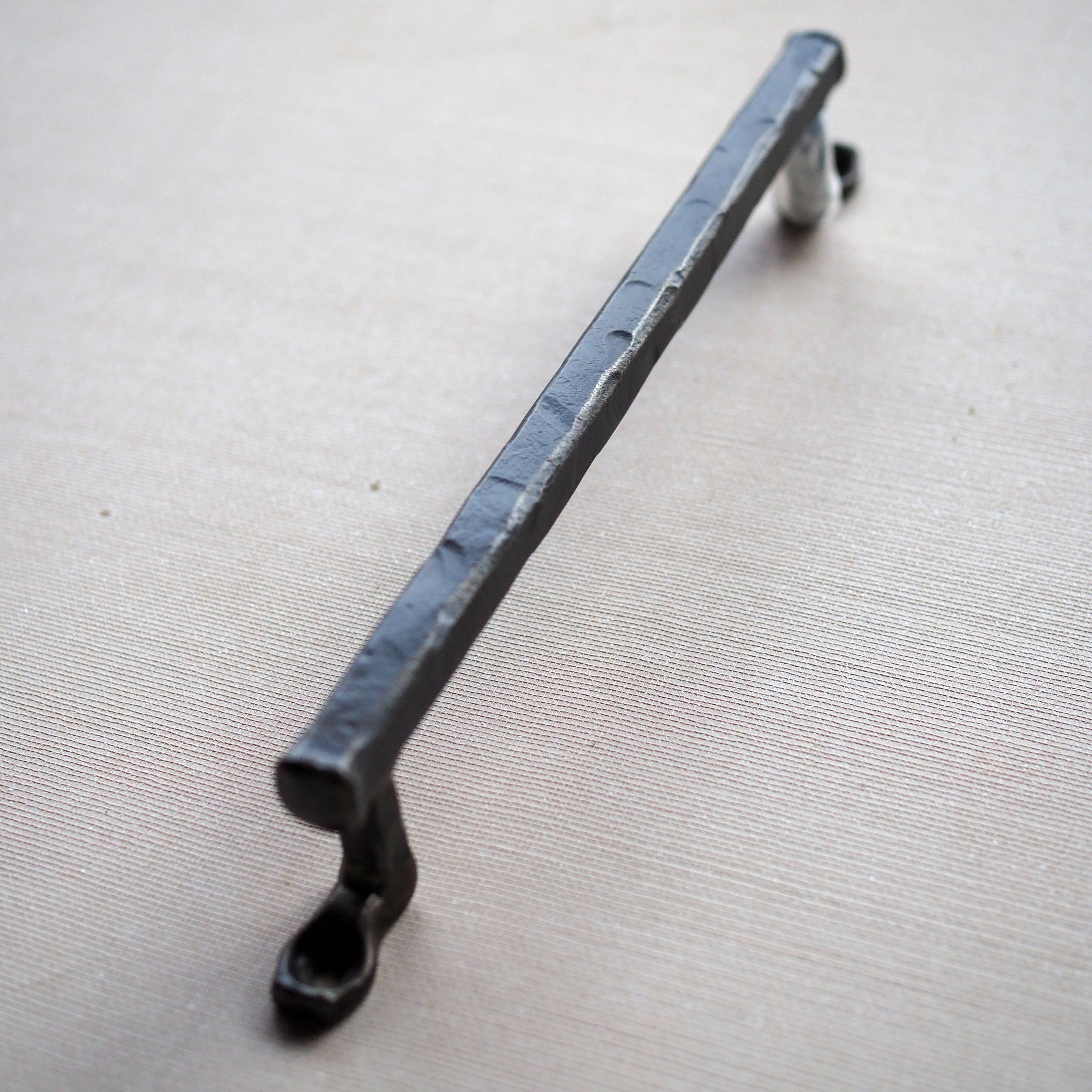 ロートアイアンのドアハンドル】角13㎜ 長さ25㎝ 無垢角鉄の槌目・鍛造