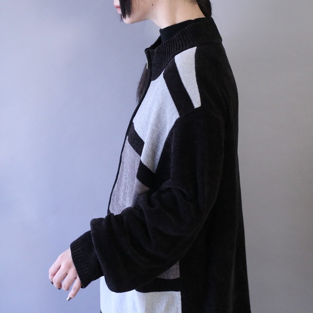 monotone coloring square pattern over silhouette full-zip knit jacket