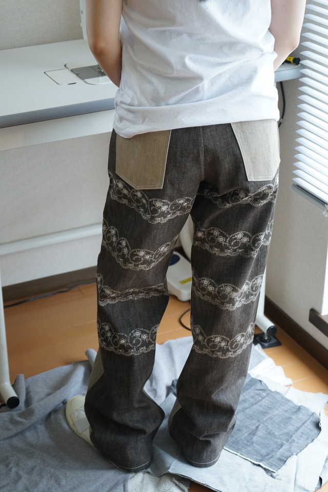 【one-of-a-kind】Mid-Rise Trace Contrast Denim – Flower (Size L)