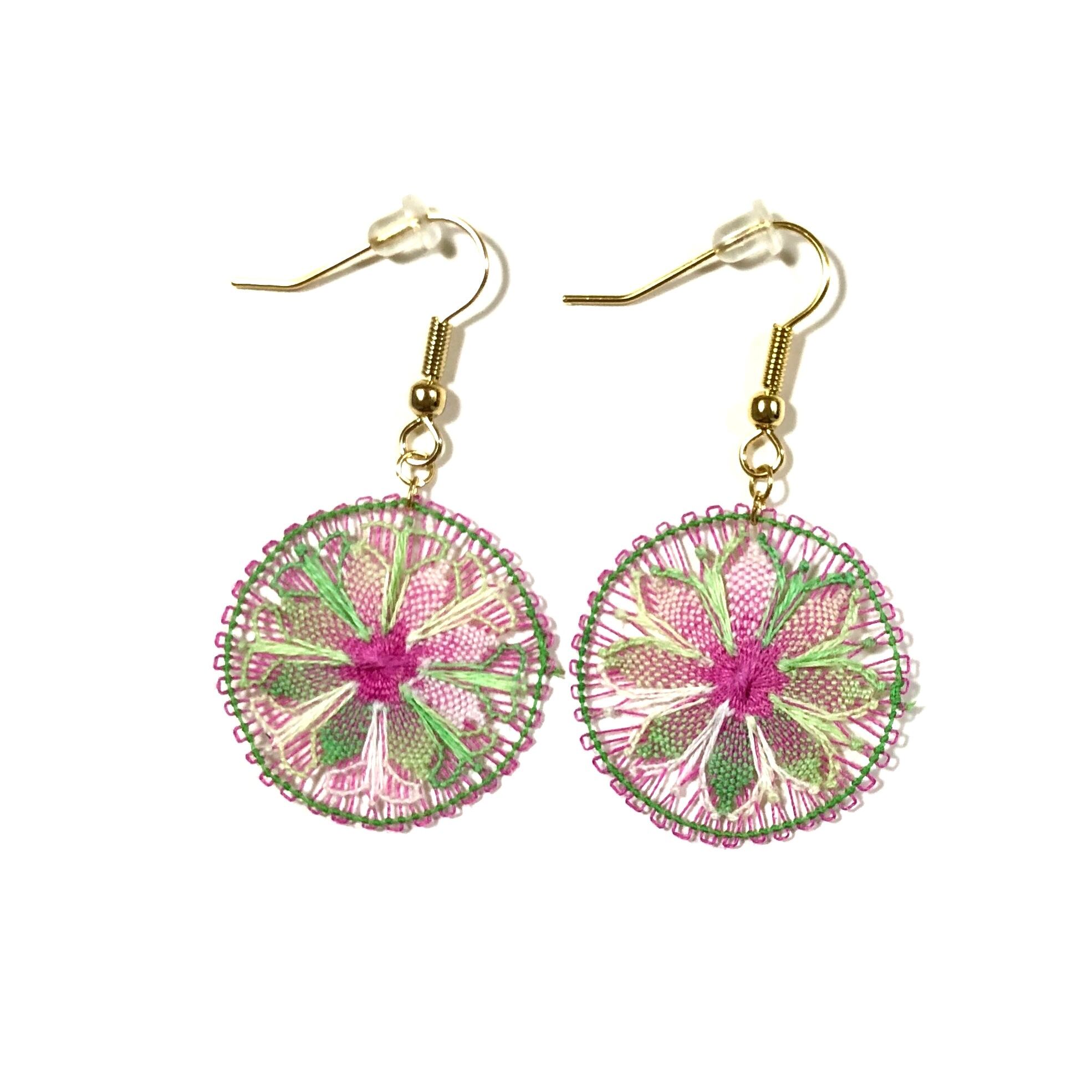 細糸で作られたニャンドゥティのピアス 蟻塚と女王蟻 椰子の花 Bouquet Garni