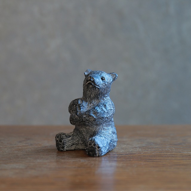 ちょこんと座る、ソープストーンのクマ