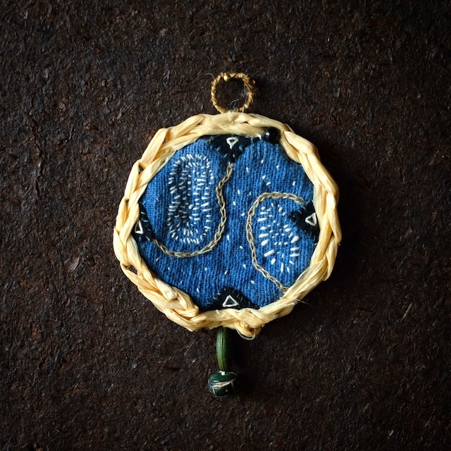 「 spirit ３」｜手ししゅう壁かざり｜藍染手紡手織布と木曽ヒノキ天然木鉋屑