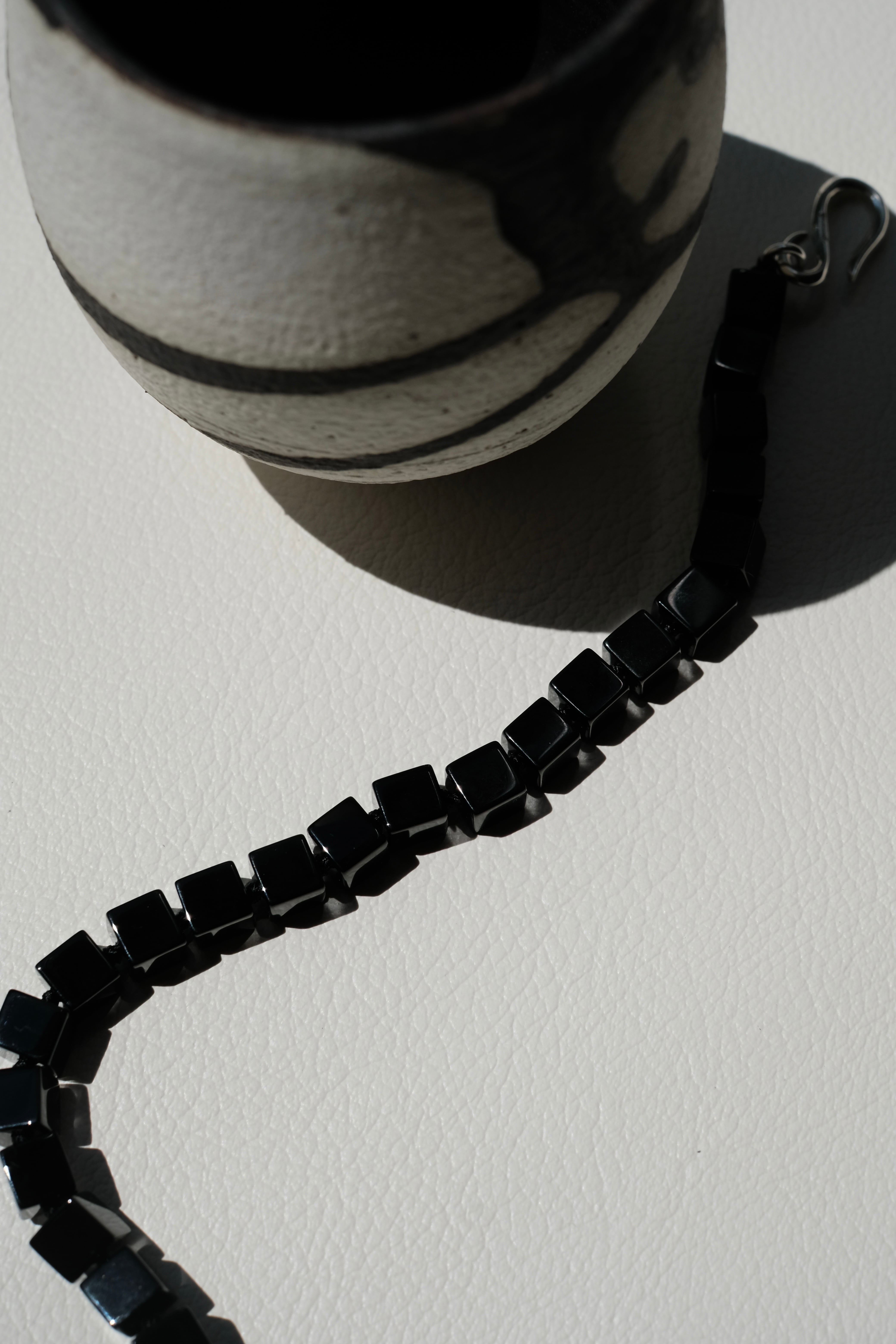 R.ALAGAN / CUBE STONE NECKLACE / BLACK STONE | LIVING