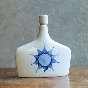 手描きの模様が美しい、陶器のボトル 4