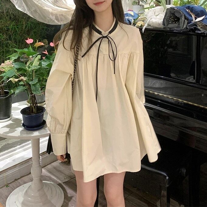 トップス レディース シャツ ブラウス 袖あり 長袖 バンドカラー フレア 切り替え リボン かわいい 大人可愛い カジュアル フェミニン おしゃれ お洒落 ナチュラル ラブリー キュート ガーリー ルーズ レトロ 抜け感 無地 学生 通学 デート お出かけ 女子会 休日 旅行 散歩 カフェ巡り 街歩き 公園デビュー S M L XL ゆったり ゆる 春 秋 10代 20代 30代 40代 ママ 女性用 韓国 着回し 普段使い 重ね着 体型カバー 楽ちん ファッション コーデ スタイル プチプラ モテ