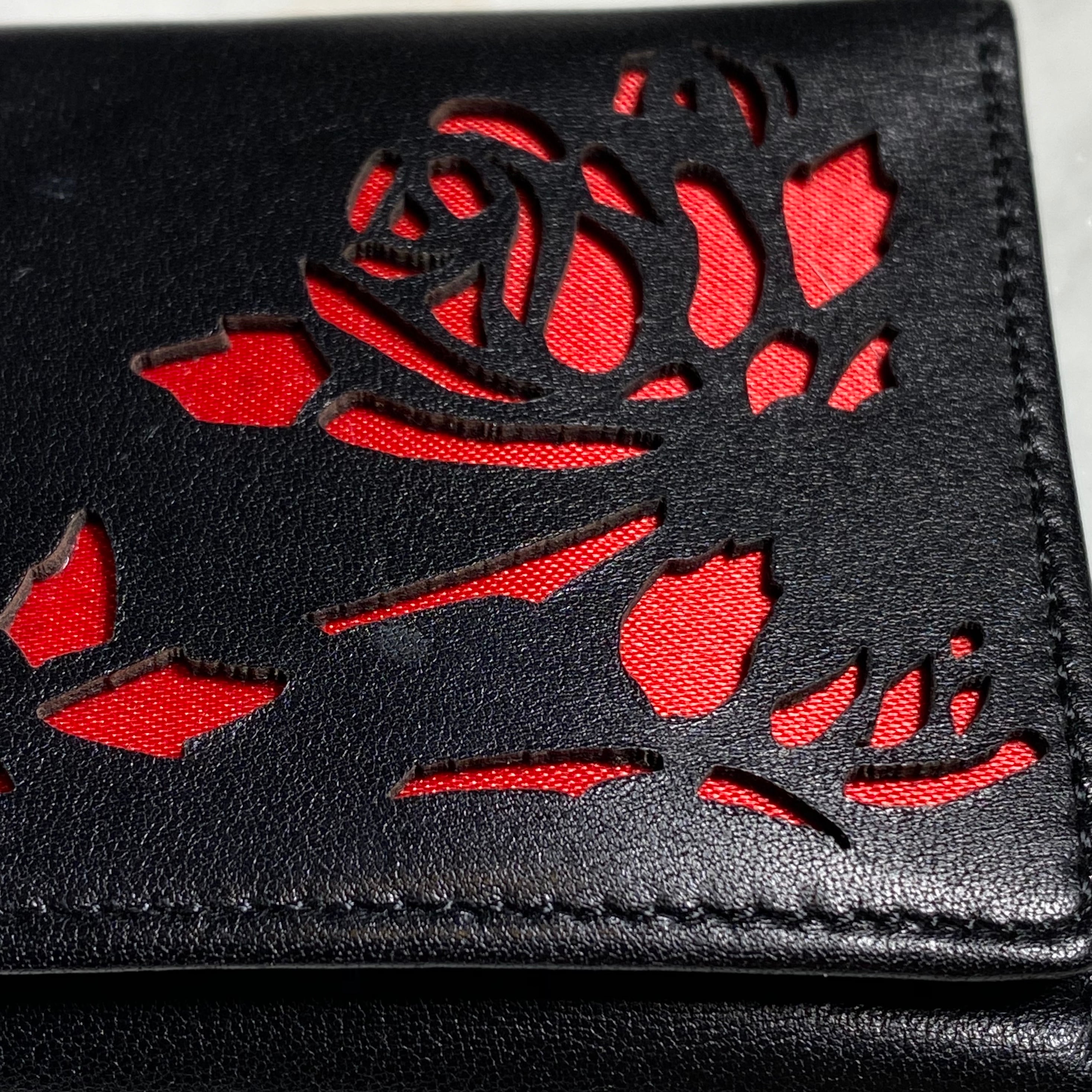 ALEXANDER McQUEEN rose curving key-case | NOIR ONLINE