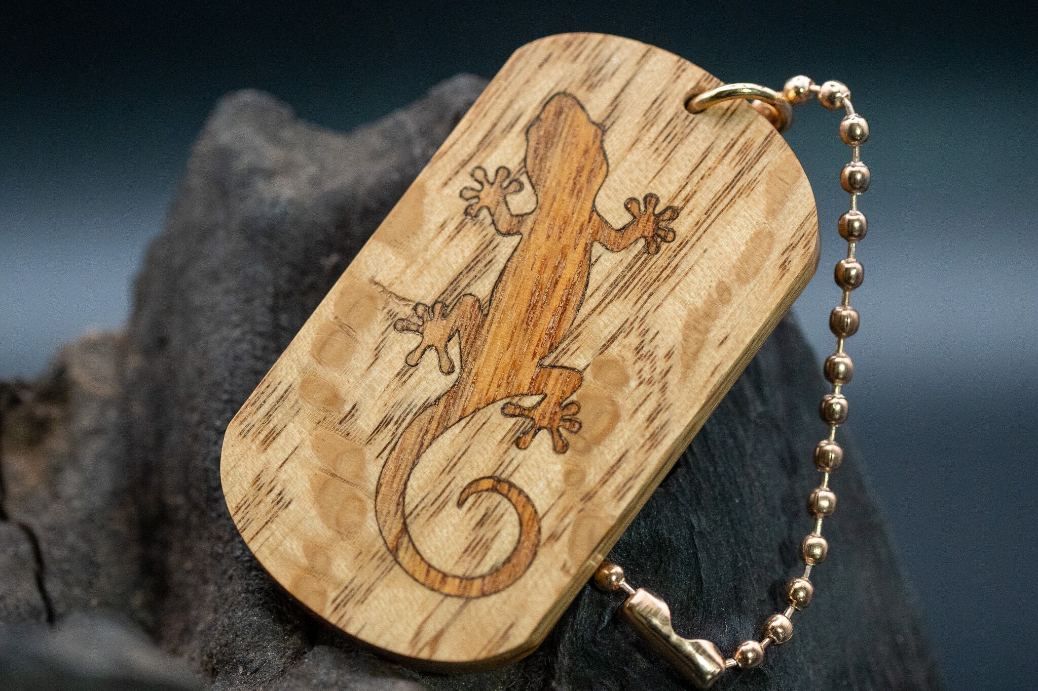 【 軌道の背骨 】白樫 ドッグタグ 象嵌 木登りトカゲ