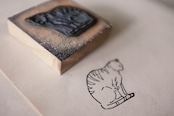 フランス 6c 居眠りの猫さんとメランコリーな木製スタンプ ヴィンテージ