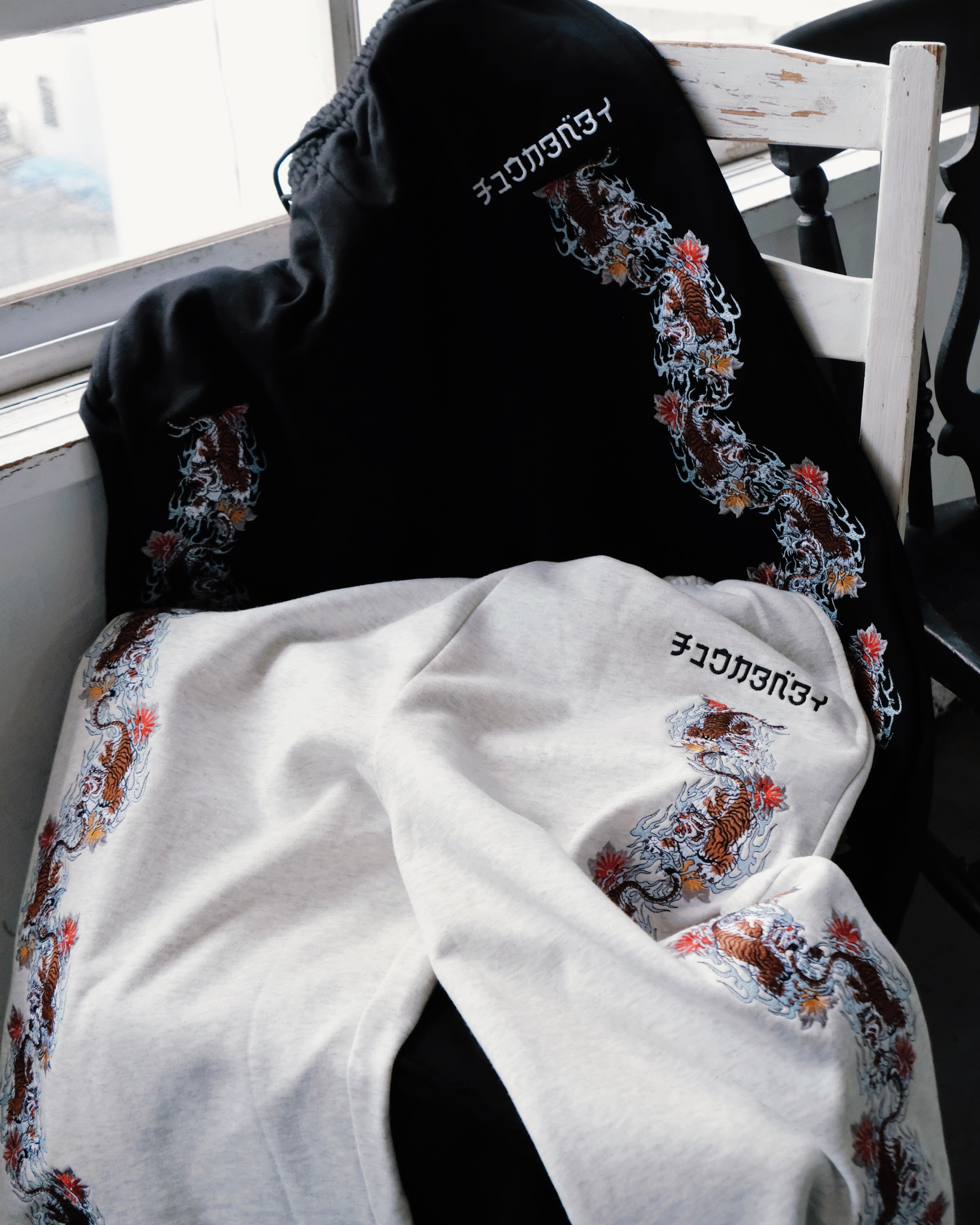 Tiger line sweat pants/Black | チュウカタベタイ