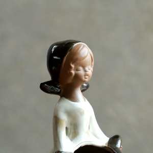そっと目を閉じた、素朴な女の子のフラワーベース 13