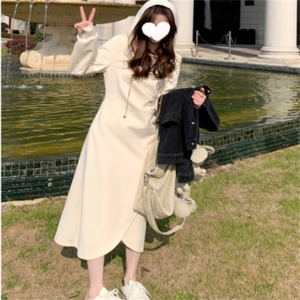 【送料無料】 ワンピース 2色 パーカー風 ロング ミモレ 袖あり 長袖 クルーネック フード付き Aライン フレア アシンメトリー 可愛い 大人可愛い きれいめ シンプル カジュアル コンサバ 華やか 大人 おしゃれ お洒落 こなれ感 無地 冬 30代 40代 レディース 女性用 デート お出かけ 女子会 お呼ばれ 休日 お茶会 授業参観 オルチャン 韓国系 ファッション コーデ スタイル 楽ちん 体型カバー 定番 プチプラ 着痩せ   インスタ映え ホワイト ピンク