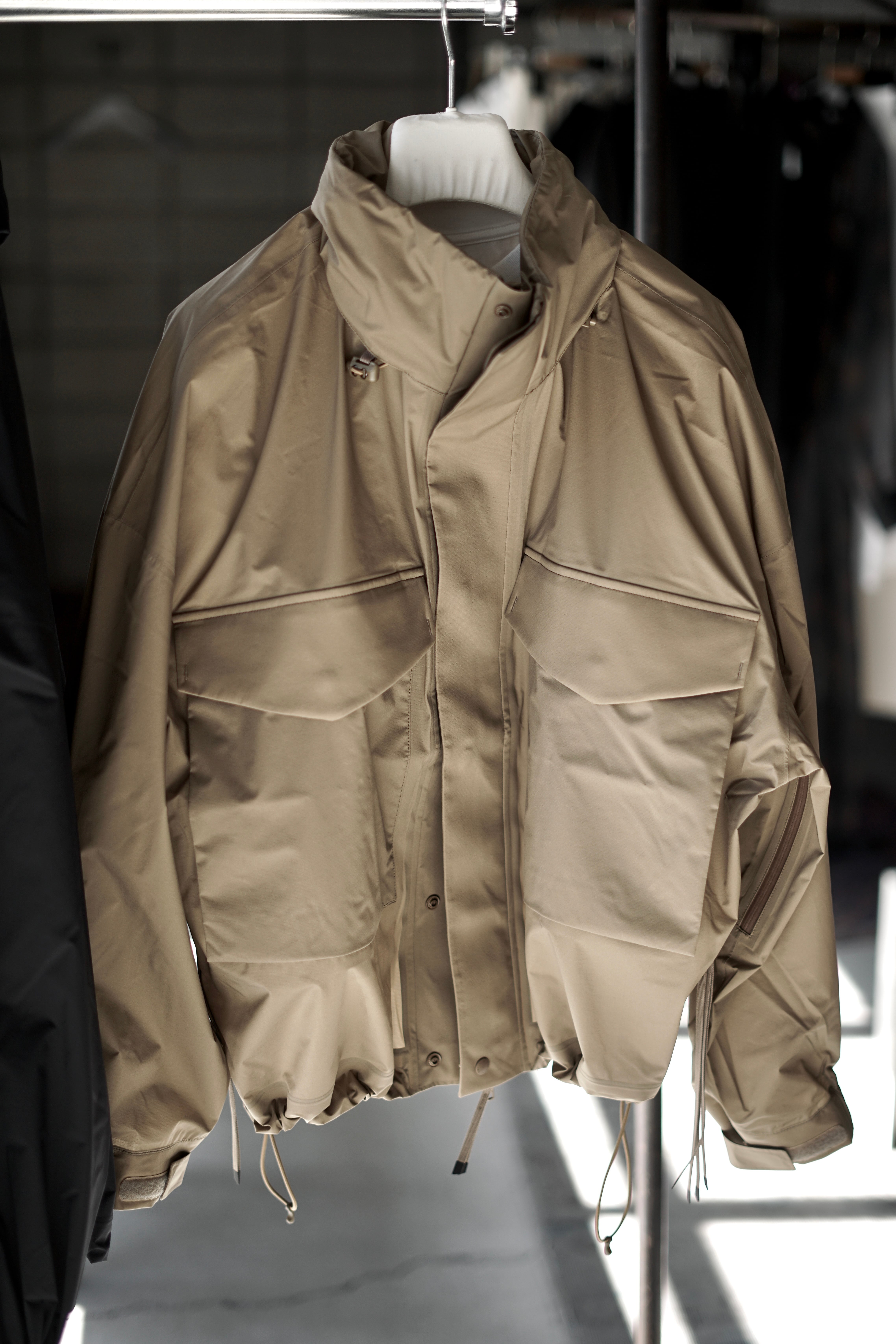 HYKE / PERTEX®︎ WEP JACKET ( BLACK , BEIGE ) | JUQUI Online