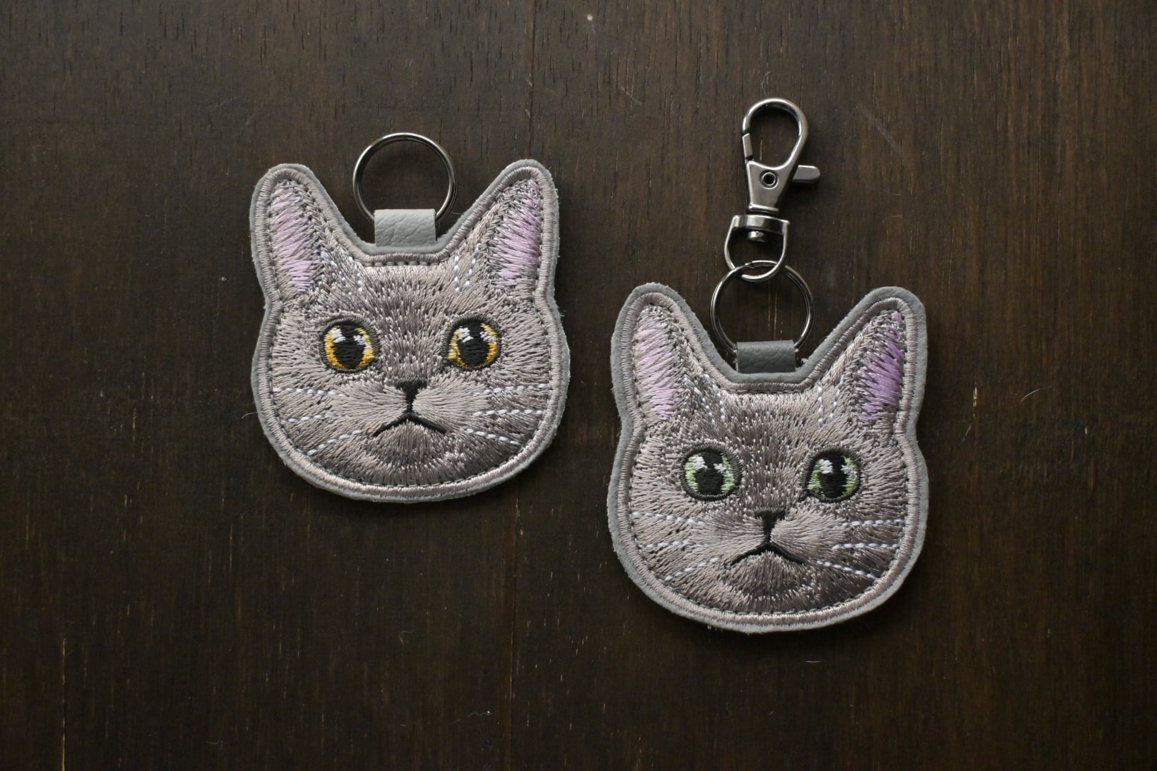 瞑想ねこ　グレー黒猫(〃ω〃) くすみ色 グレー猫ちゃんのキーホルダー | 猫と暮らす洋裁店