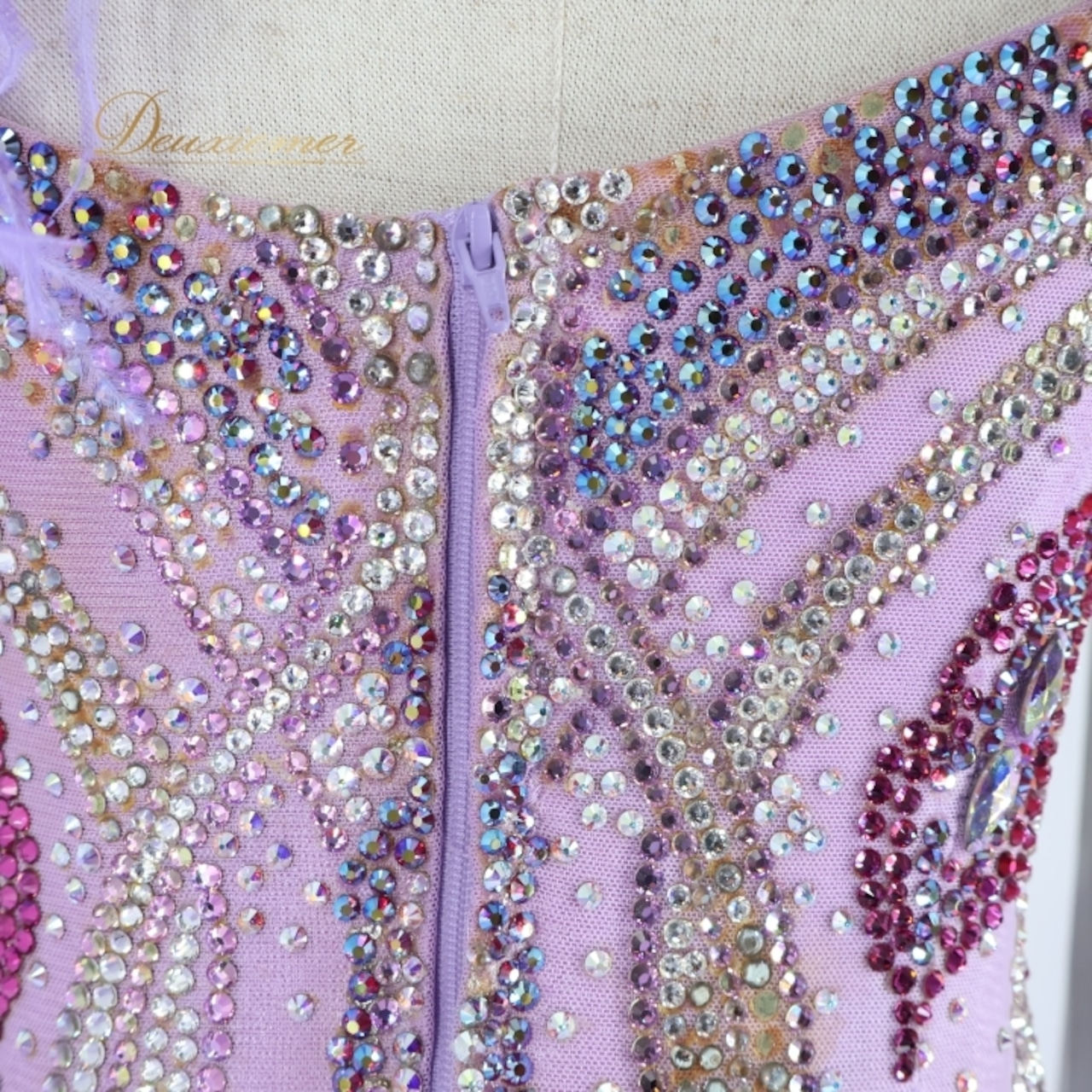 社交ダンス 衣装 チャコット Chacott スタンダードドレス ワンピース スタンダード 紫 フロート レース ファー フェザー デモ 競技 ダンス パーティ 発表会 高級感 豪華 上品 ラベンダー パープル系 パフォーマンス 目立つ 美しい おしゃれ 女性用 コスチューム パーティー衣装 フェミニン