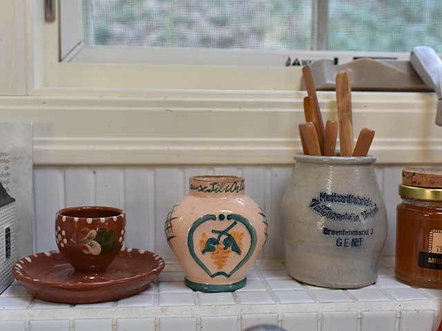 絵がかわいい陶器のポット　フレンチアンティーク