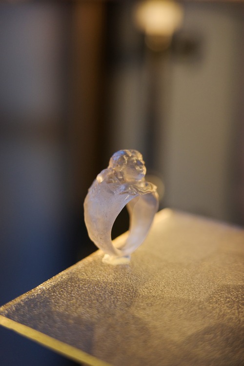 半透明な天使の指輪。