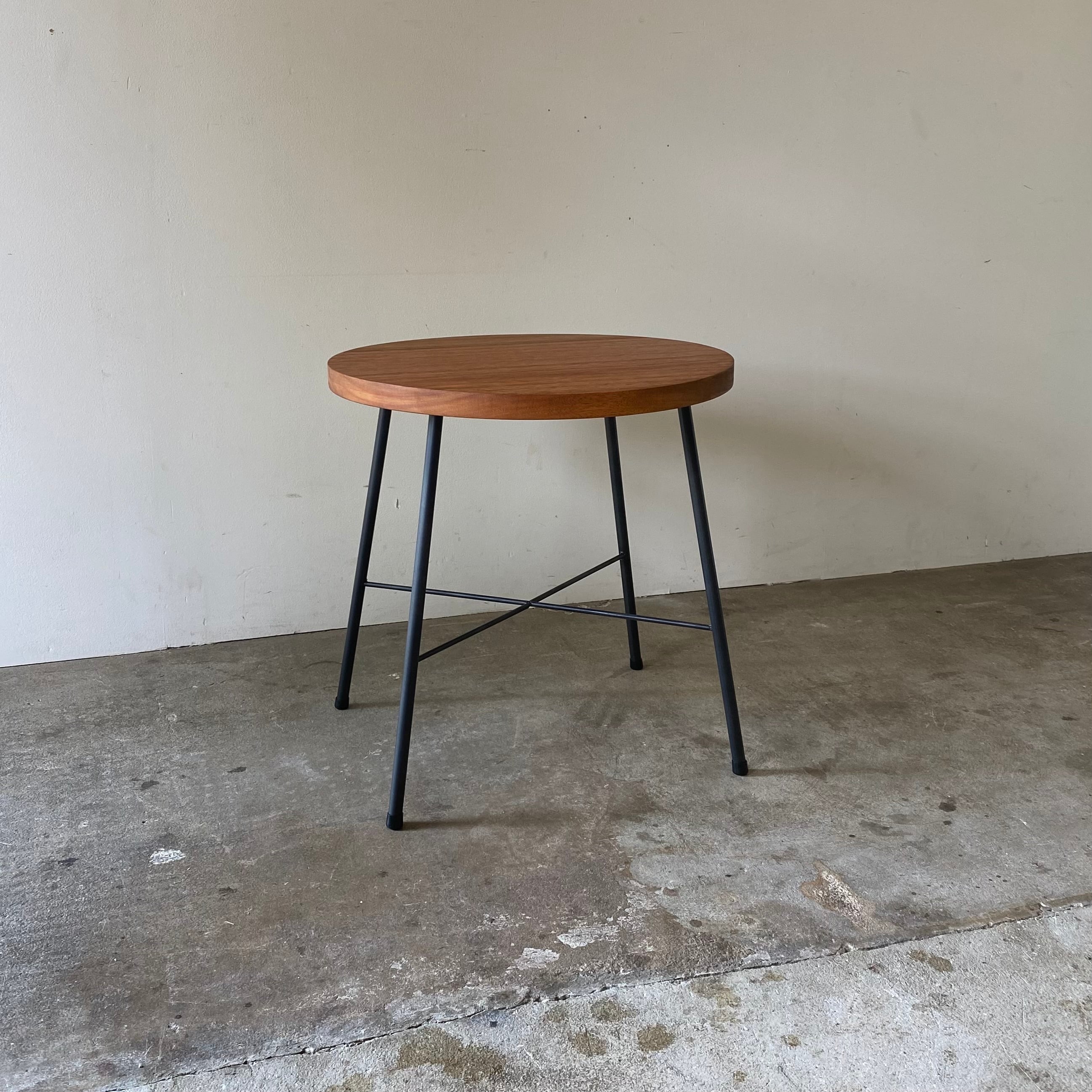 鉄脚の丸テーブル　1067