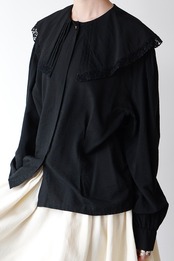 Platter collar black blouse