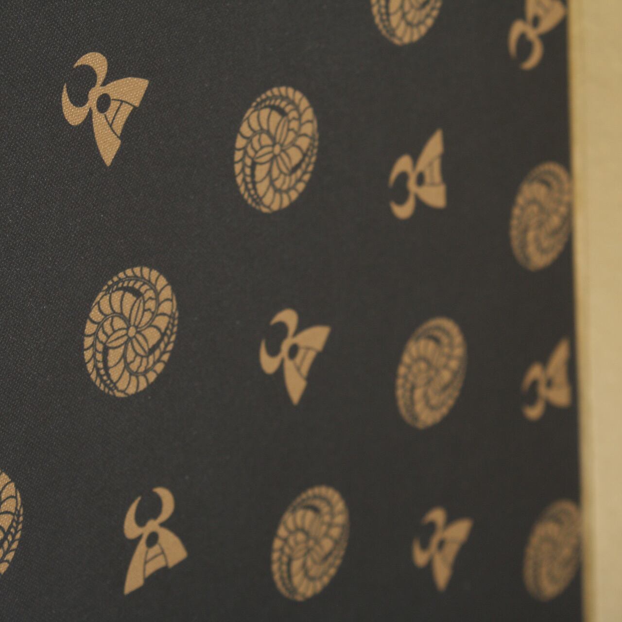 五月人形 コンパクト おしゃれ モダン インテリア プレミアム こだわり 木目込み おすすめ 作家 伝統工芸士 商品名 木目込み鎧 0121 木目込み鎧 大和博多織 黒 520 0010 台屏風セット 黒田長政 黒塗 正規取扱店 柿沼東光 松屋限定品 人形の松屋