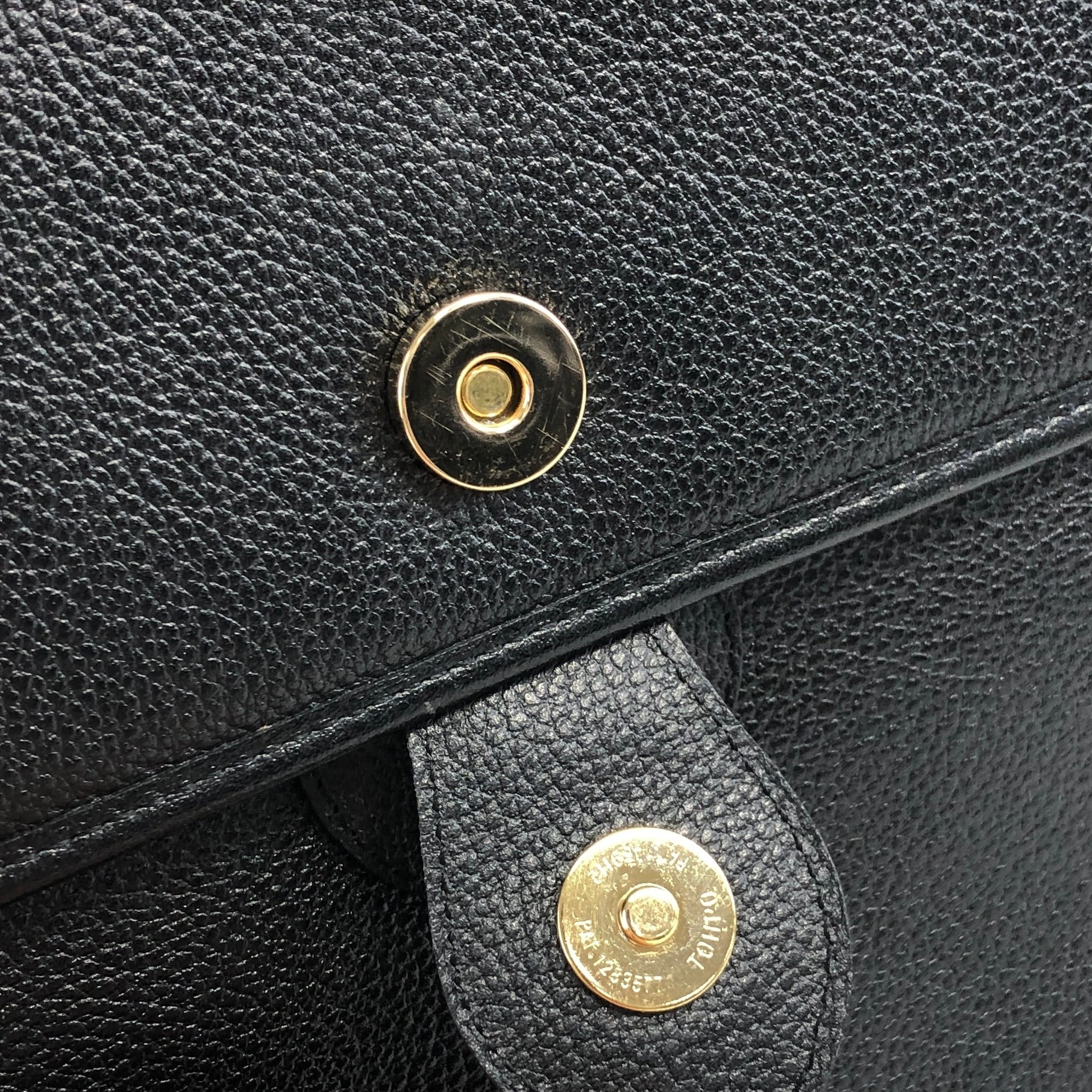 Yves Saint Laurent イヴ・サンローラン YSLロゴ ロゴ型押し Yves Saint Laurent イヴ・サンローラン YSLロゴ ロゴ型押し