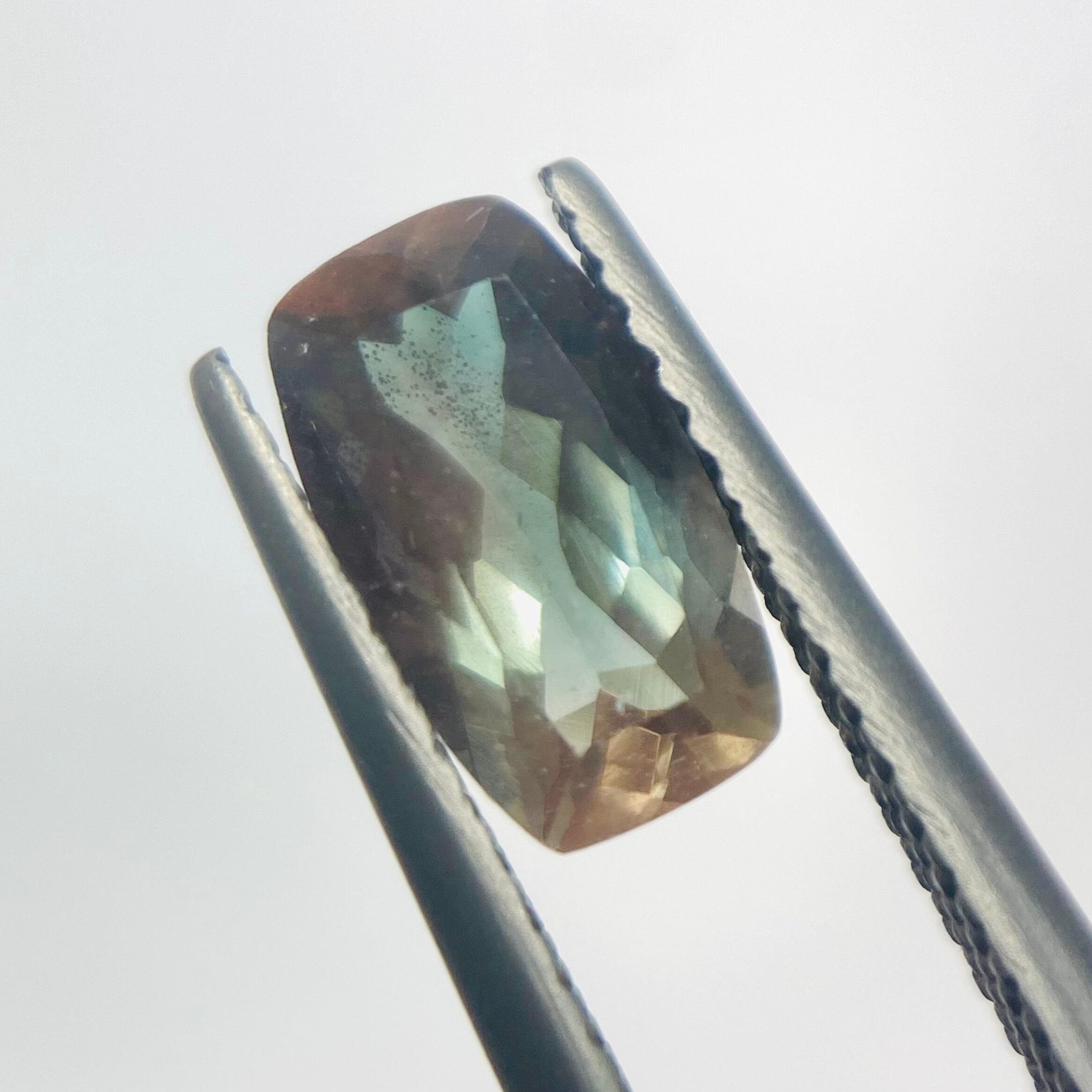 グリーンとスパングル効果を楽しむオレゴンサンストーン