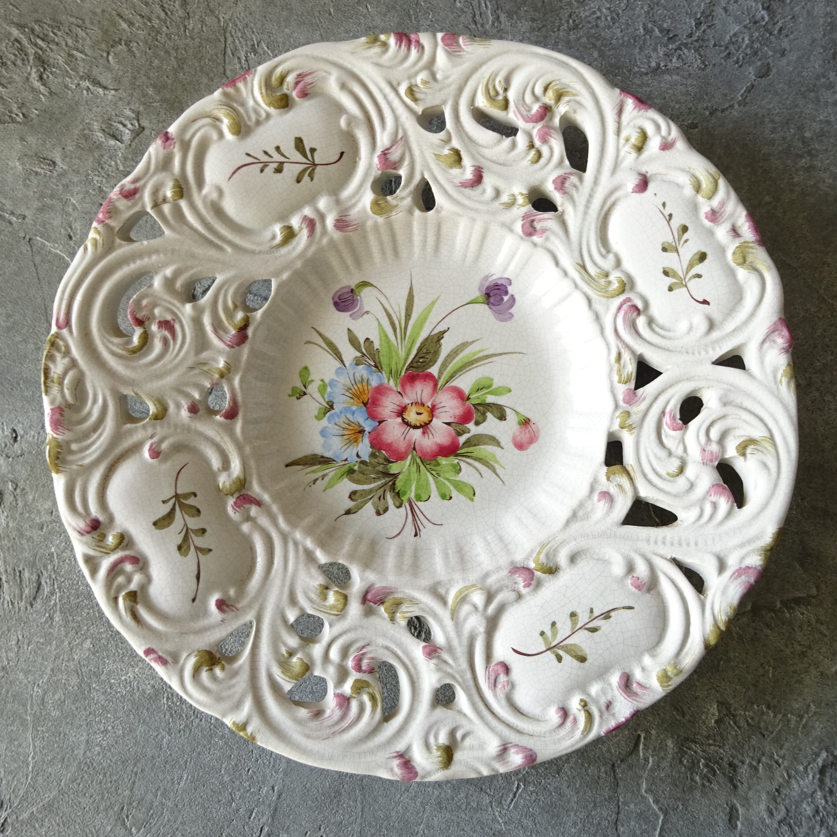 Boch Freres B & F décor《fleurs pastel》 craquelée assiette ajourée faïence