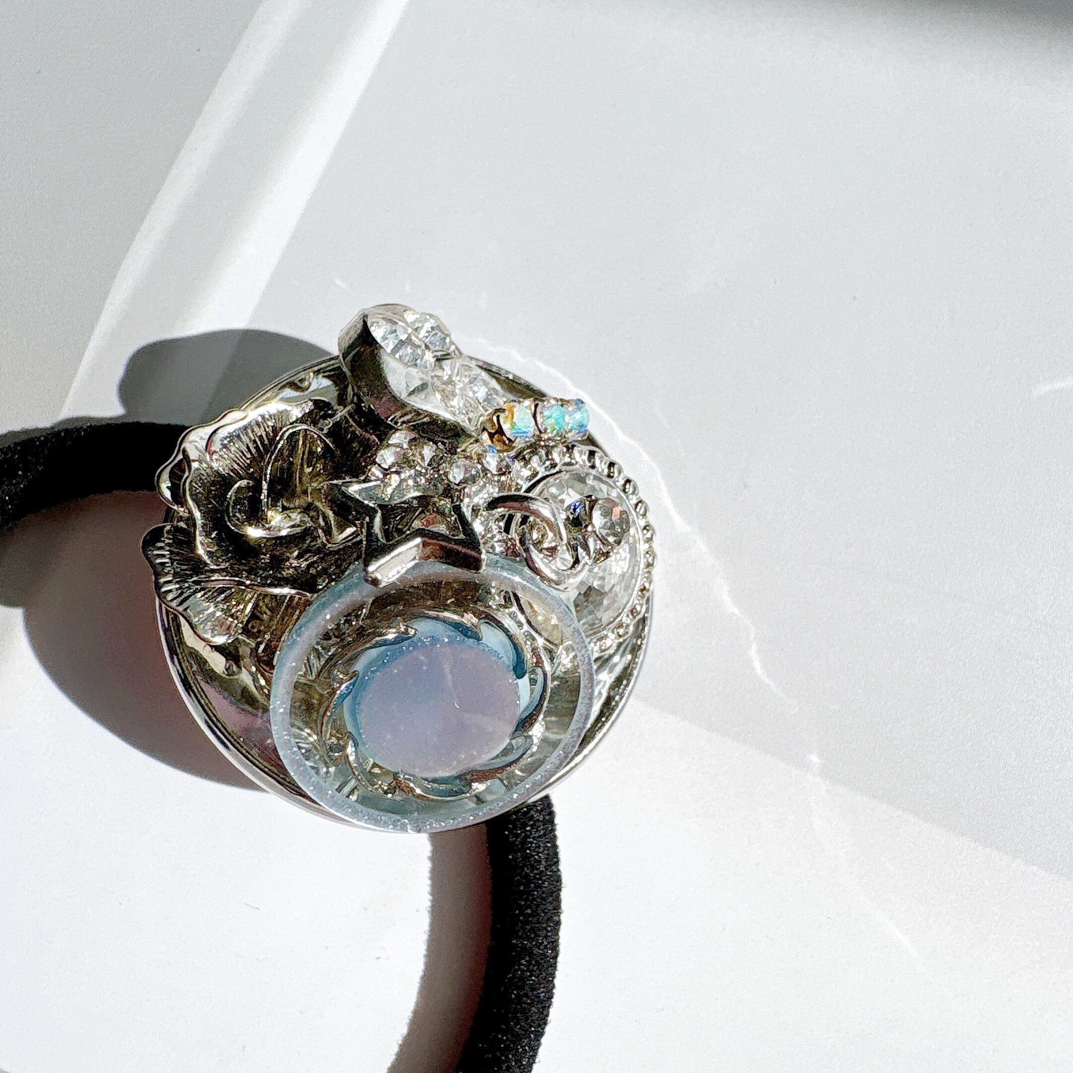 ブルーボタン装飾のヘアゴム(シルバー)No.003| Botonique