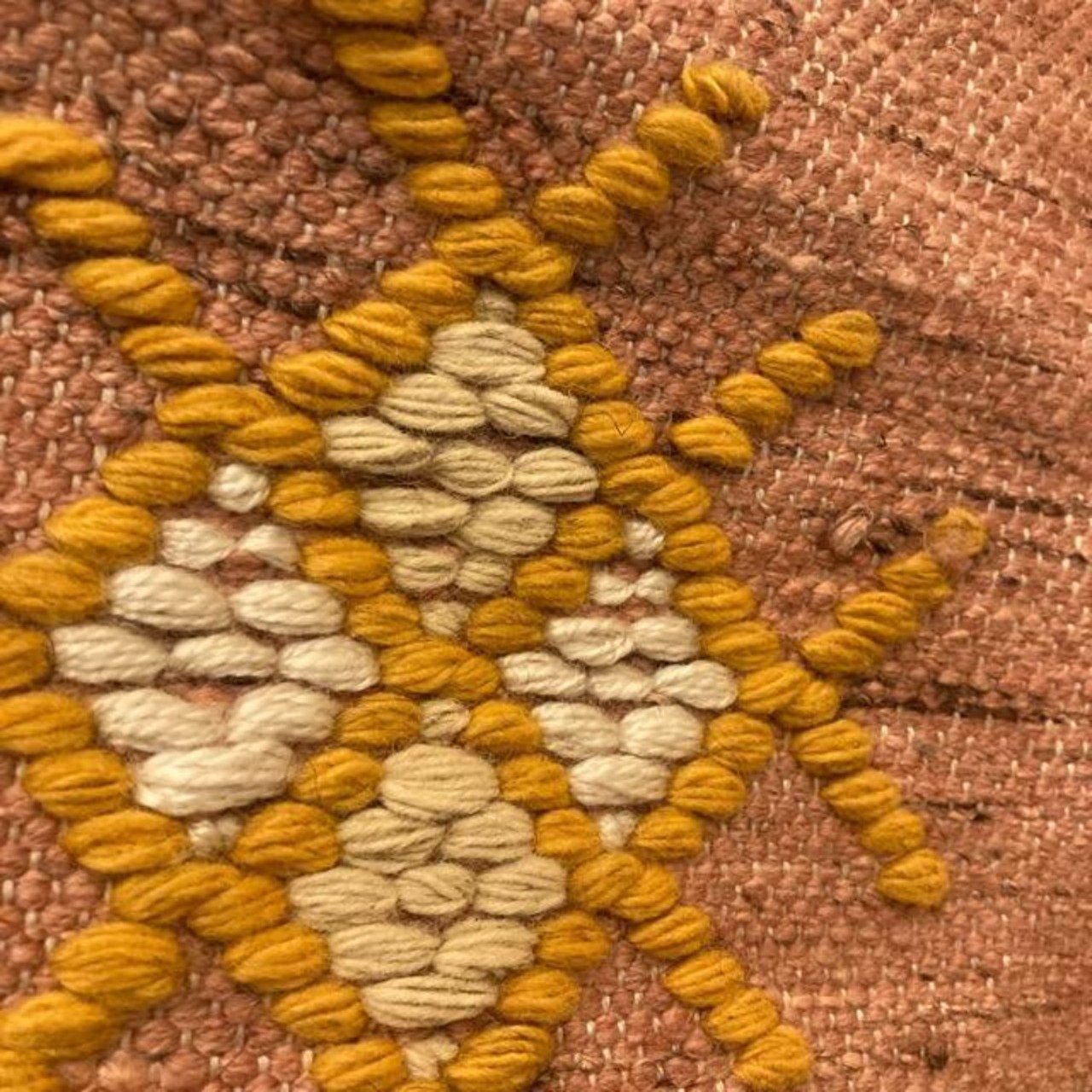 TOPANGA Homefurnishing　トライバルエンブロイダリーウールフロアラグマット　ピンク　140×200cm　フロアマット　羊毛　刺繍　二人掛けソファ