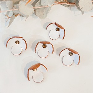 再入荷【アウトレット】３Dレザーフラワー クローバーM (ピン付タイプ)5個入(ホワイト)