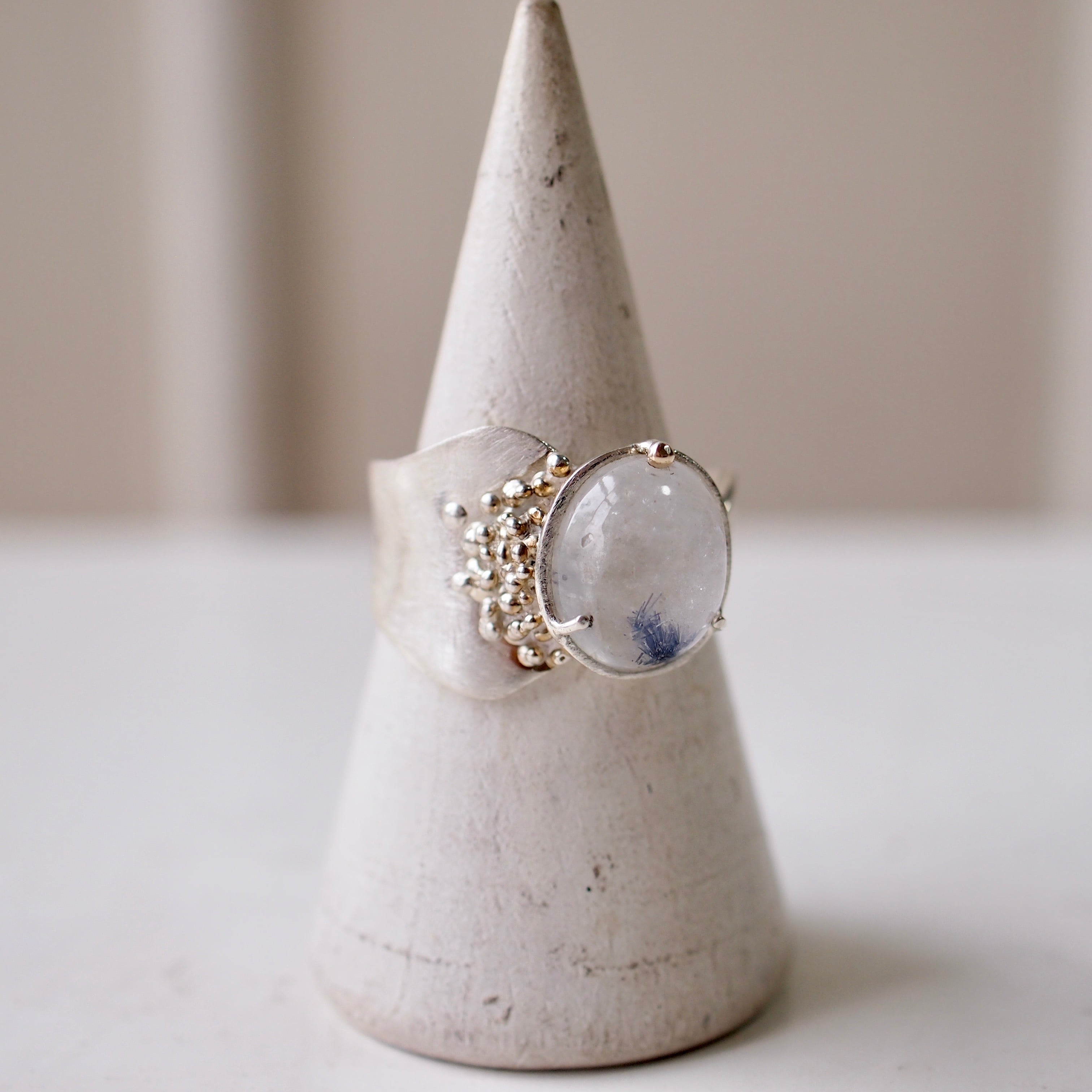 デュモルチェライトインクオーツ 粒の装飾入り幅広いリング | nekkah