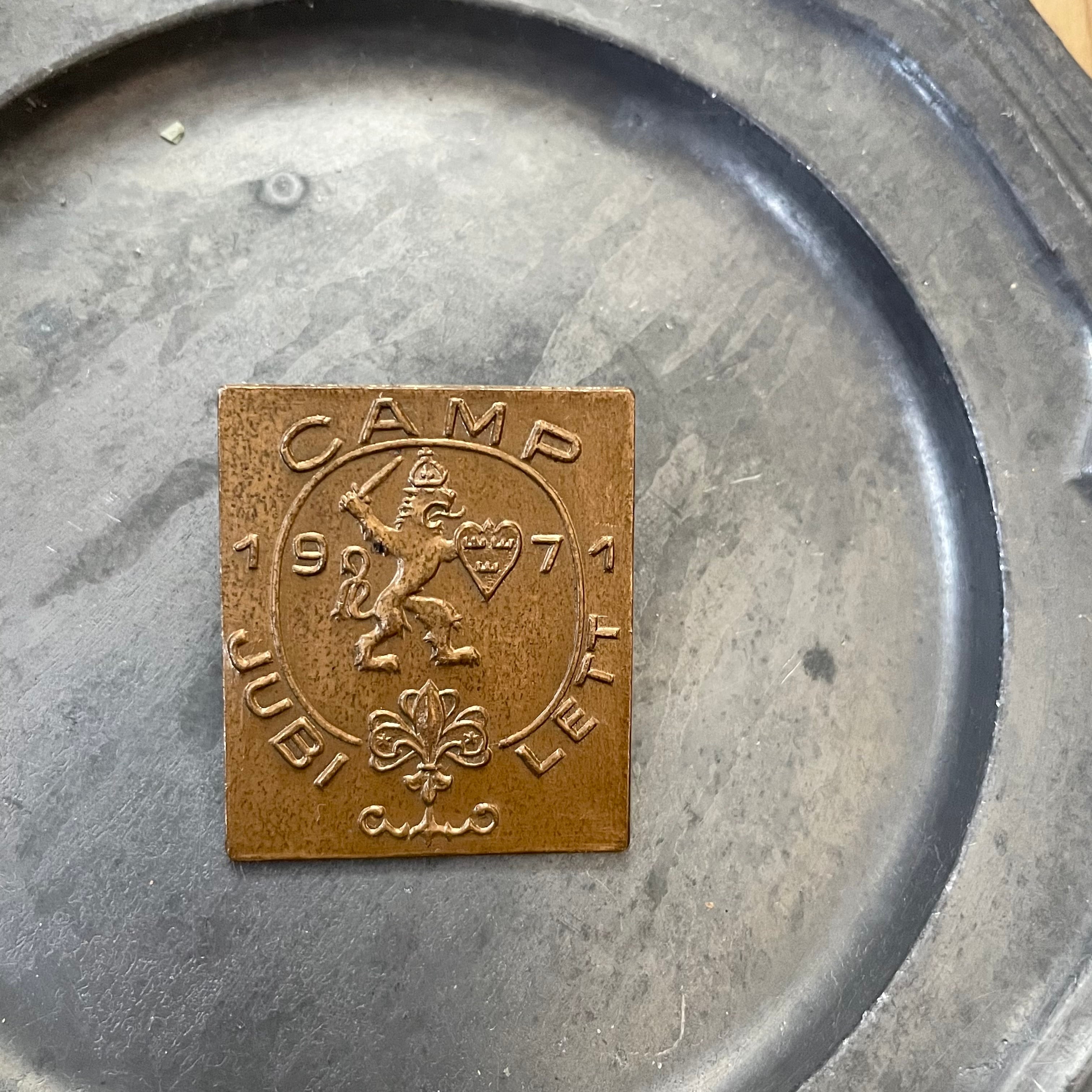 紋章のようなバッヂ