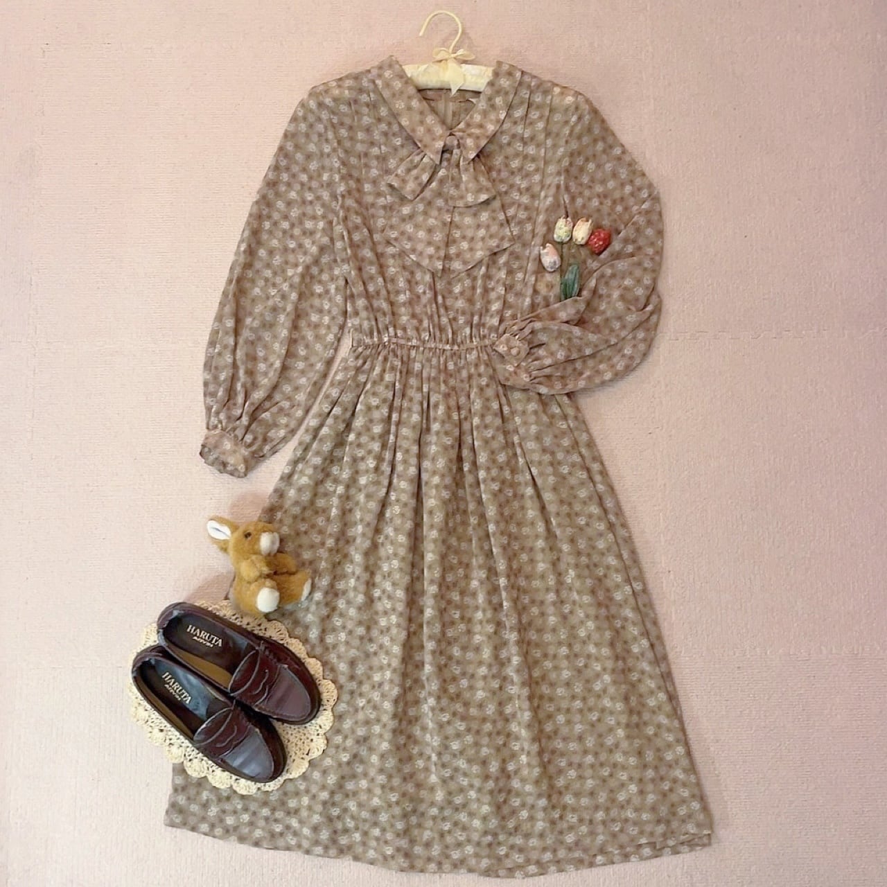 beige flower neck ribbon one-piece