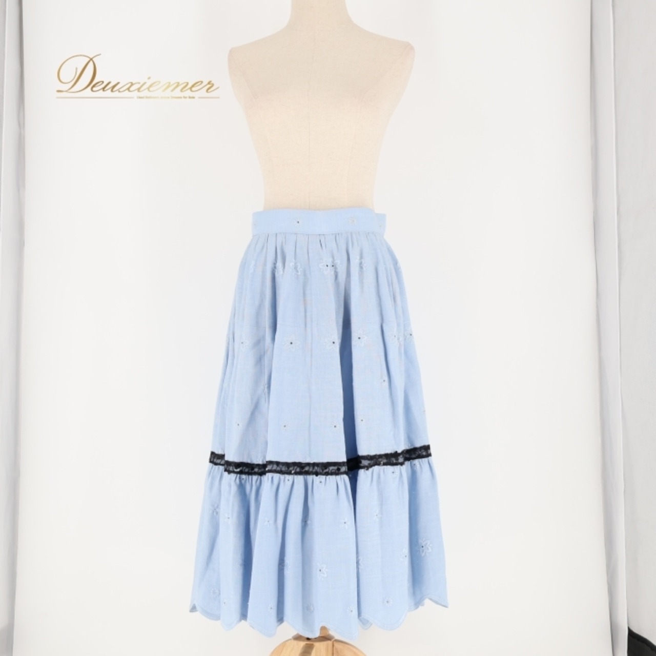 フォークダンス 衣装 スカート ブルー系 水色 黒 花柄 刺繍 チロリアン チロルスカート カントリースカラップ レース 爽やか 明るい おしゃれ かわいい ダンス衣装 イベント 練習 レッスン ブラック系