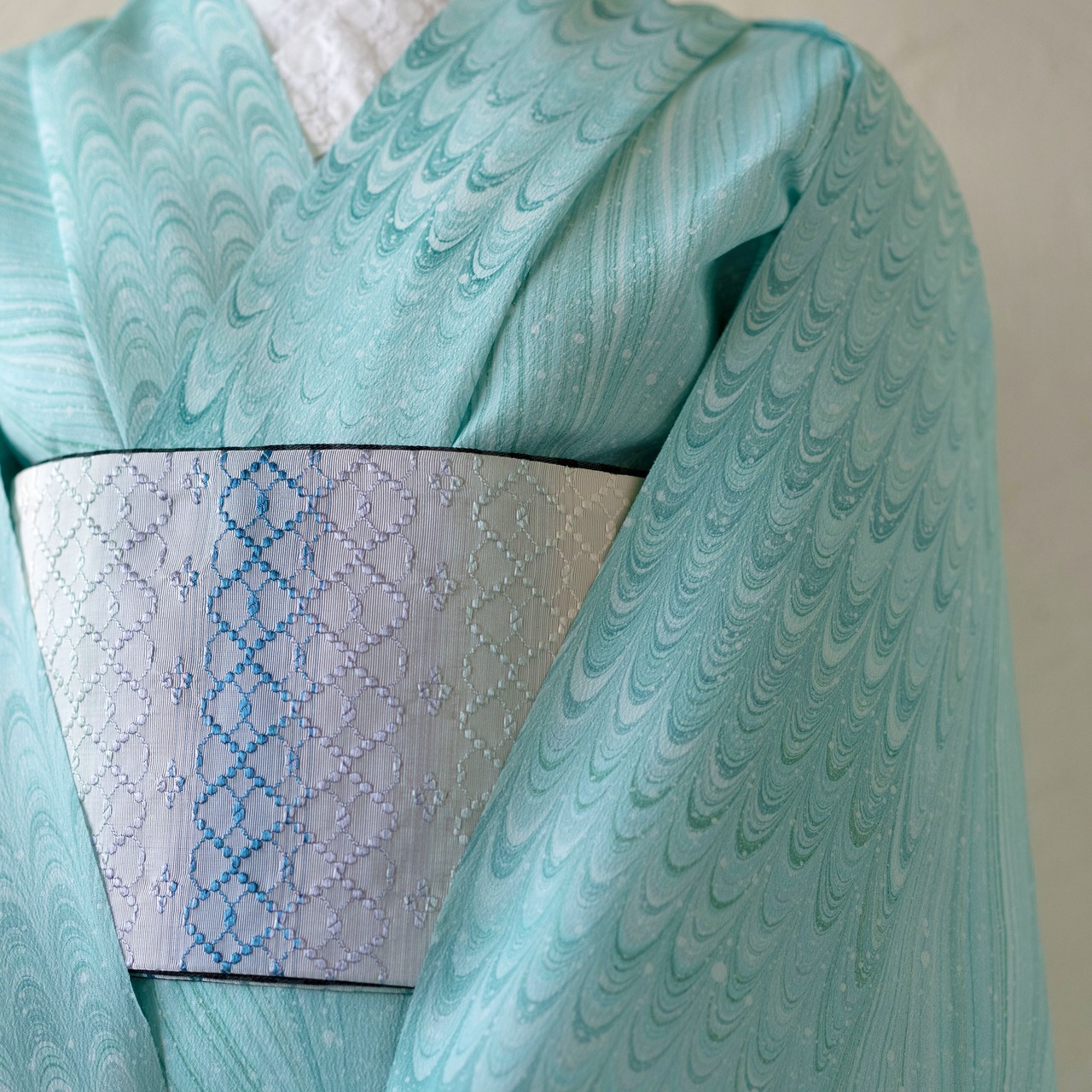 「水天一碧」大矢羽柄×ピーコック柄×ドット〜洗えるきもの（シルジェリー）〜