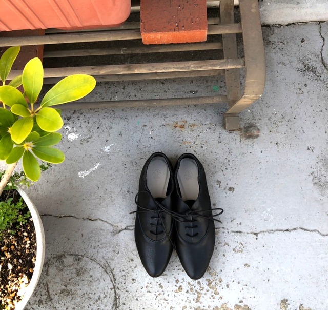 ＜バブーシュとしても◎＞かかとのゴムで履きやすく、キレイに決まるブラックレザーシューズ