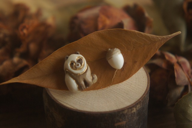 鹿角彫刻「タヌキとどんぐり」ピアス（左右セット）