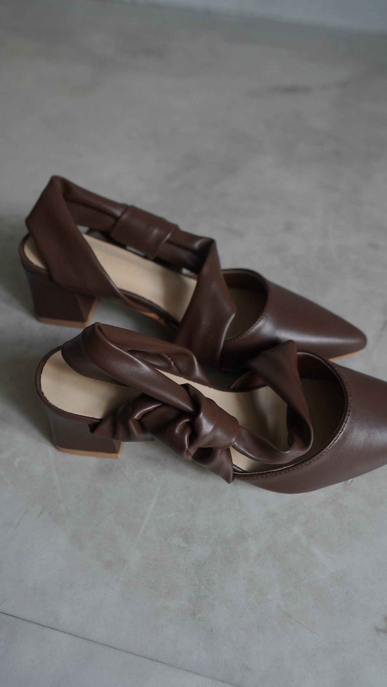 ツイストヒールポインテッドパンプス／brown