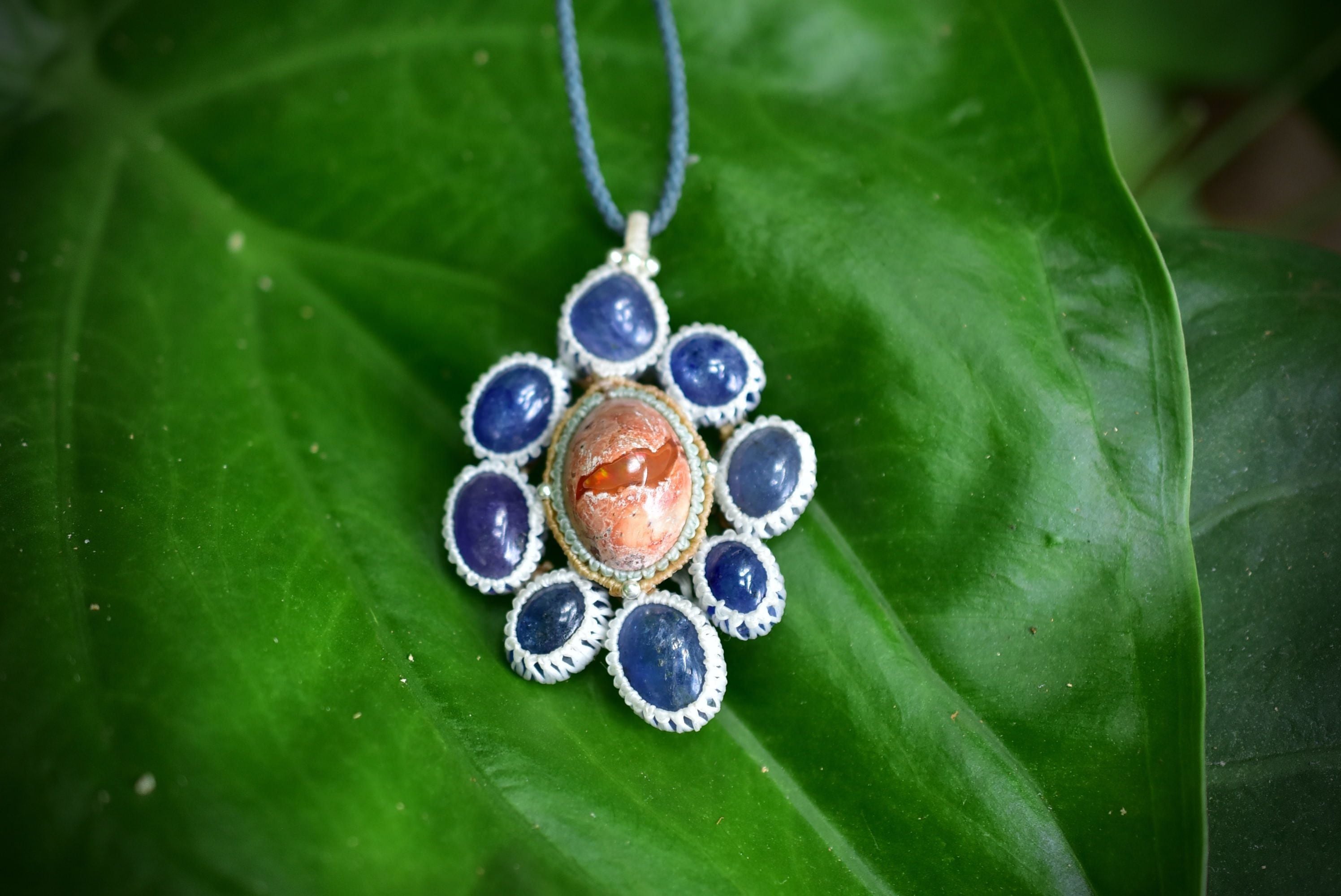 夢の虹遊色と夜空☆タンザナイト＋カンテラオパール マクラメ