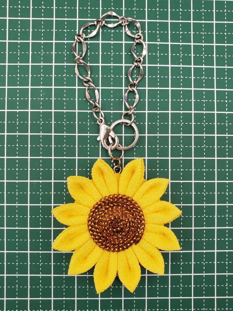 つまみ細工 バックチャーム ヒマワリ】 m-17 | URAPUCI