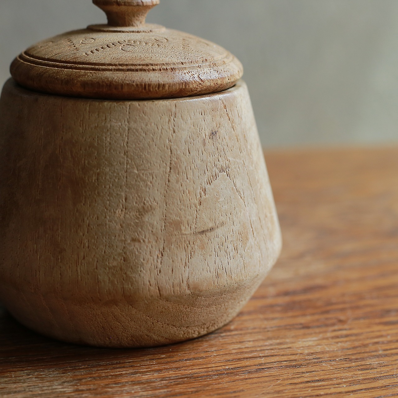 味わい深い、ぽってりフォルムの木の容器