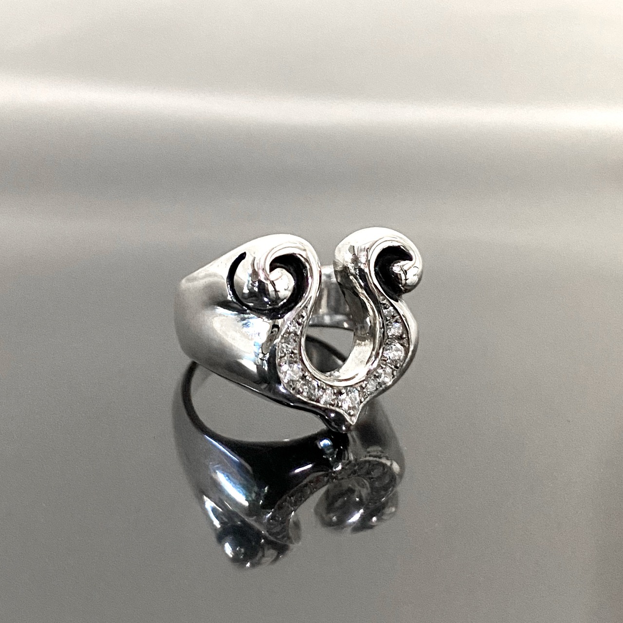 RHYTHMIC HORSESHOE RING with CUBIC ZIRCONIA / リズミックホースシューキュービックジルコニアリング