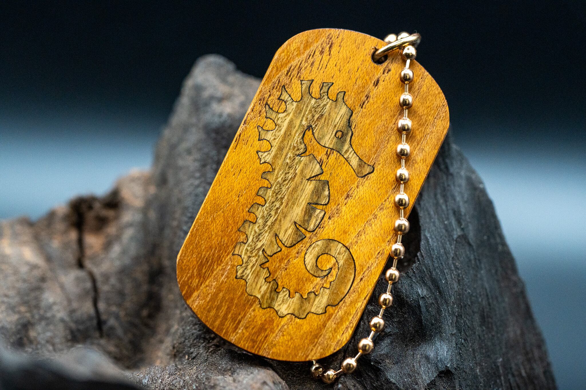 【黄金の木】 御蔵島 金桑 ドッグタグ 象嵌 のぼり竜